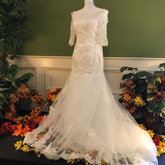 Wedding gown - Picture 1 of 16